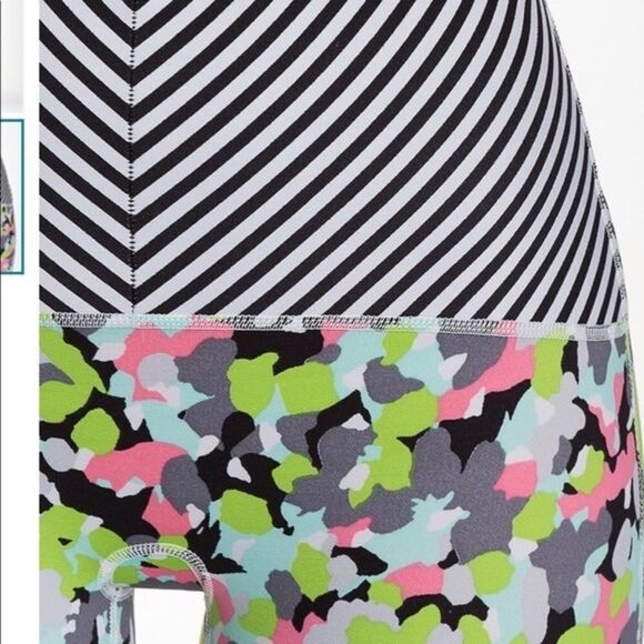 🏷️ 5 for $25 - SPANX Capri Leggings in Petal Power Thin Stripe - Picture 4 of 12